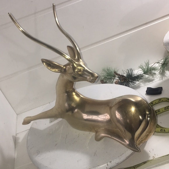 Vintage large brass lying gazelle - Picture 5 of 8